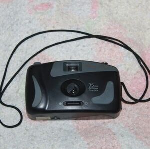 Vintage Black and Gray Focus Free 35mm Outdoor Film Camera Untested